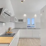 Stunning 5-bed With Private Pool