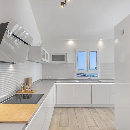 Stunning 5-bed With Private Pool